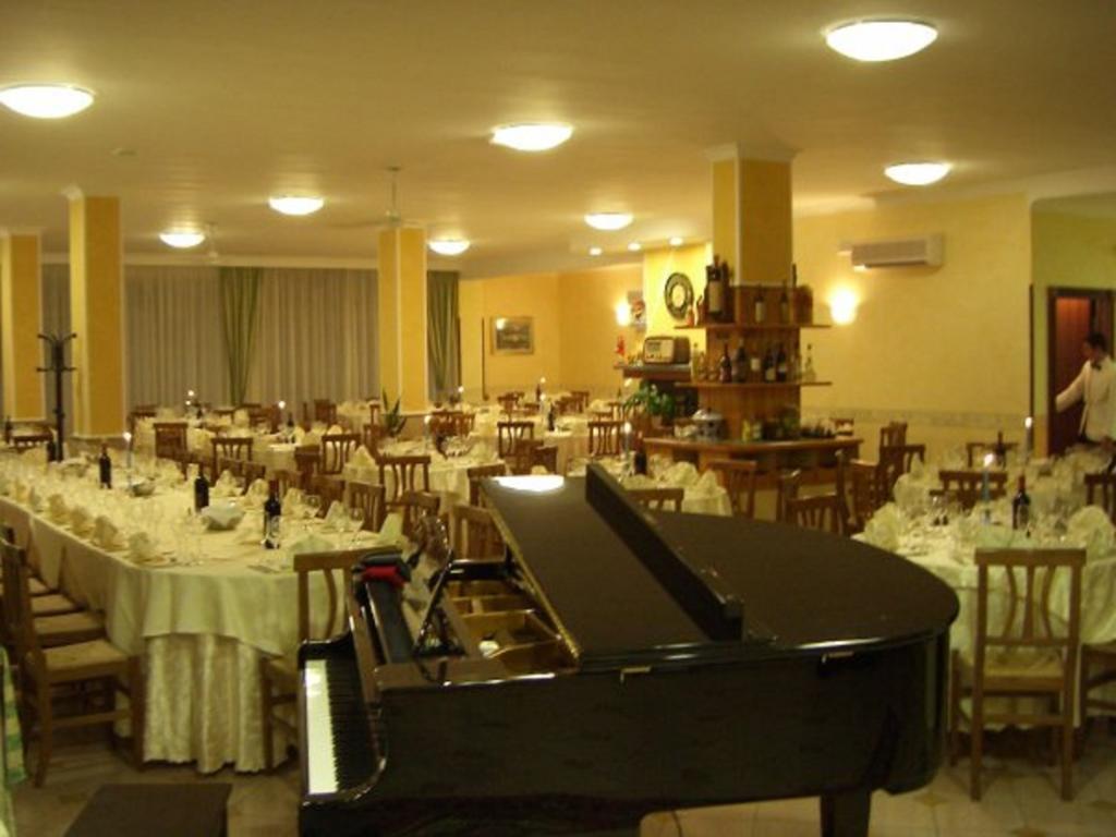 Hotel Ristorante Paradiso Albanella エクステリア 写真
